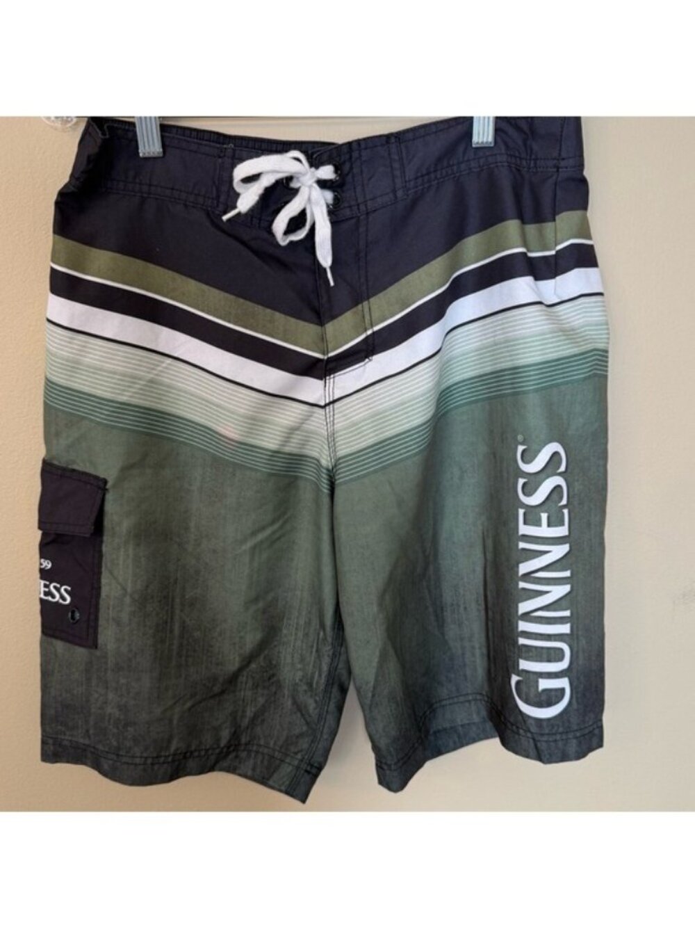 Guinness Men’s Board Shorts Swim Trunks Size M Green Black Stripe Logo Pocket